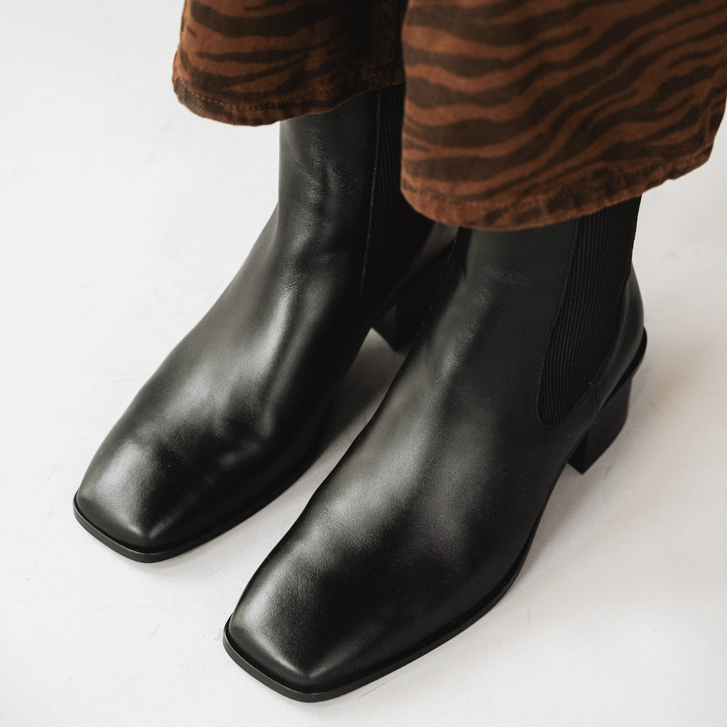 The Quinn Chelsea Boot Black