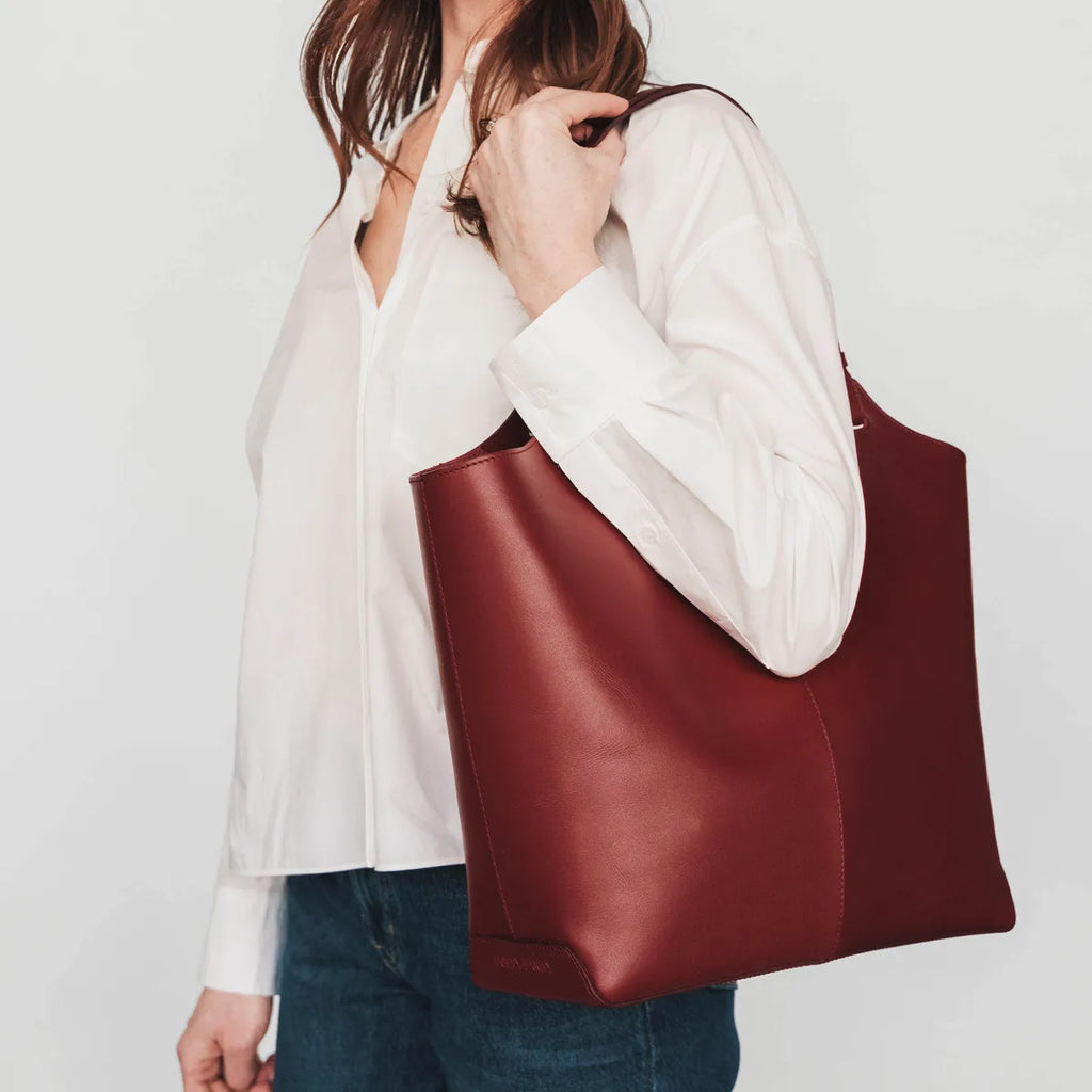 The Lisboa Tote Resort Red