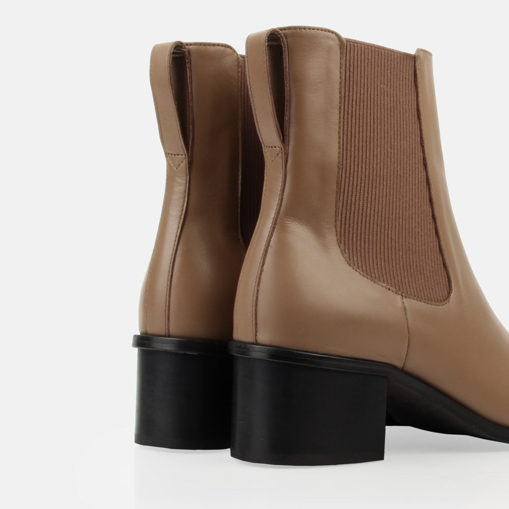 The Quinn Chelsea Boot Tundra Taupe
