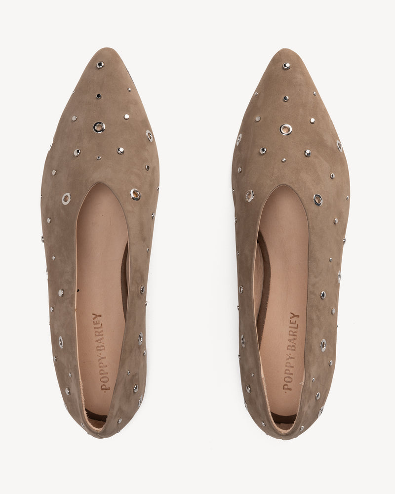 The Atelier Flat Clay Studded
