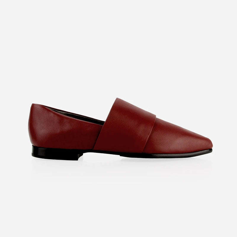 The Luxe Fit Flat Resort Red