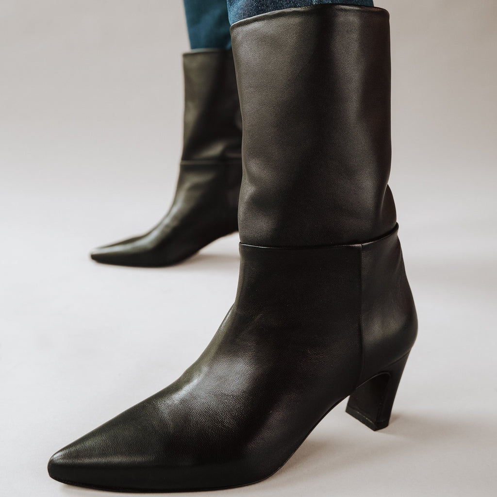 The Toujours Midi Boot Black