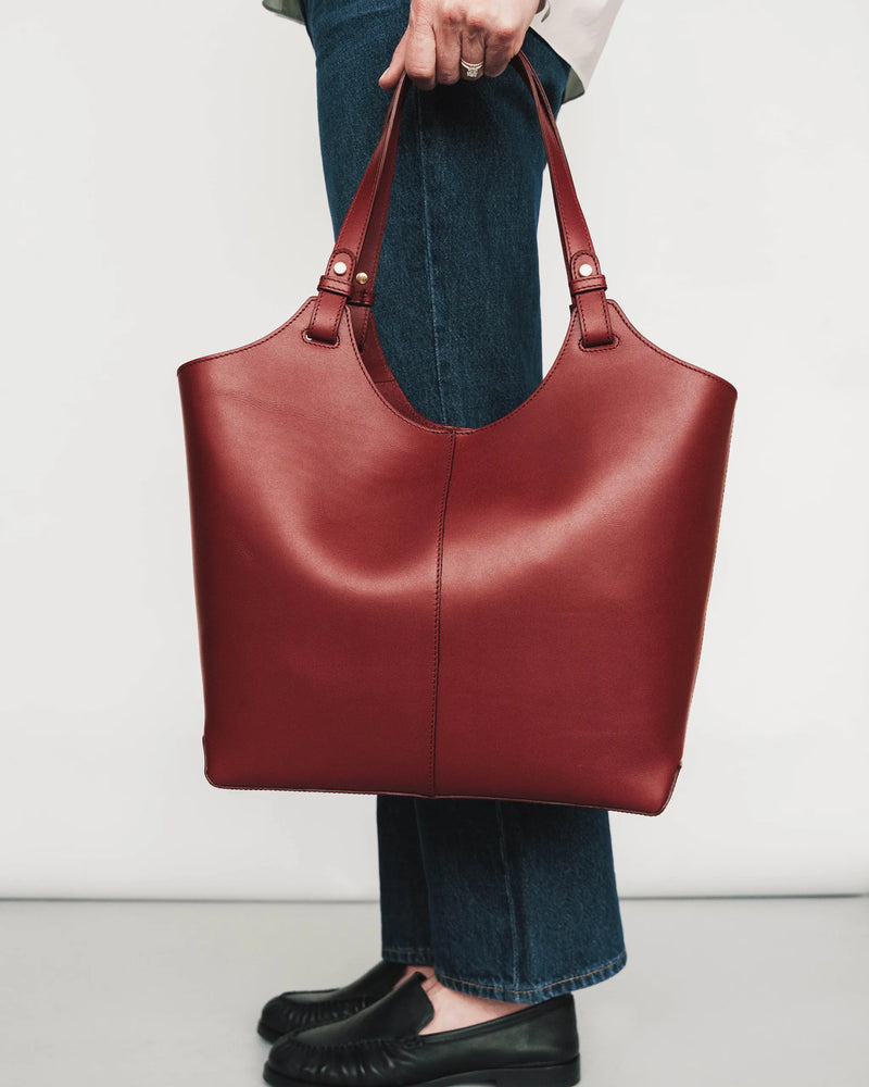 The Lisboa Tote Resort Red