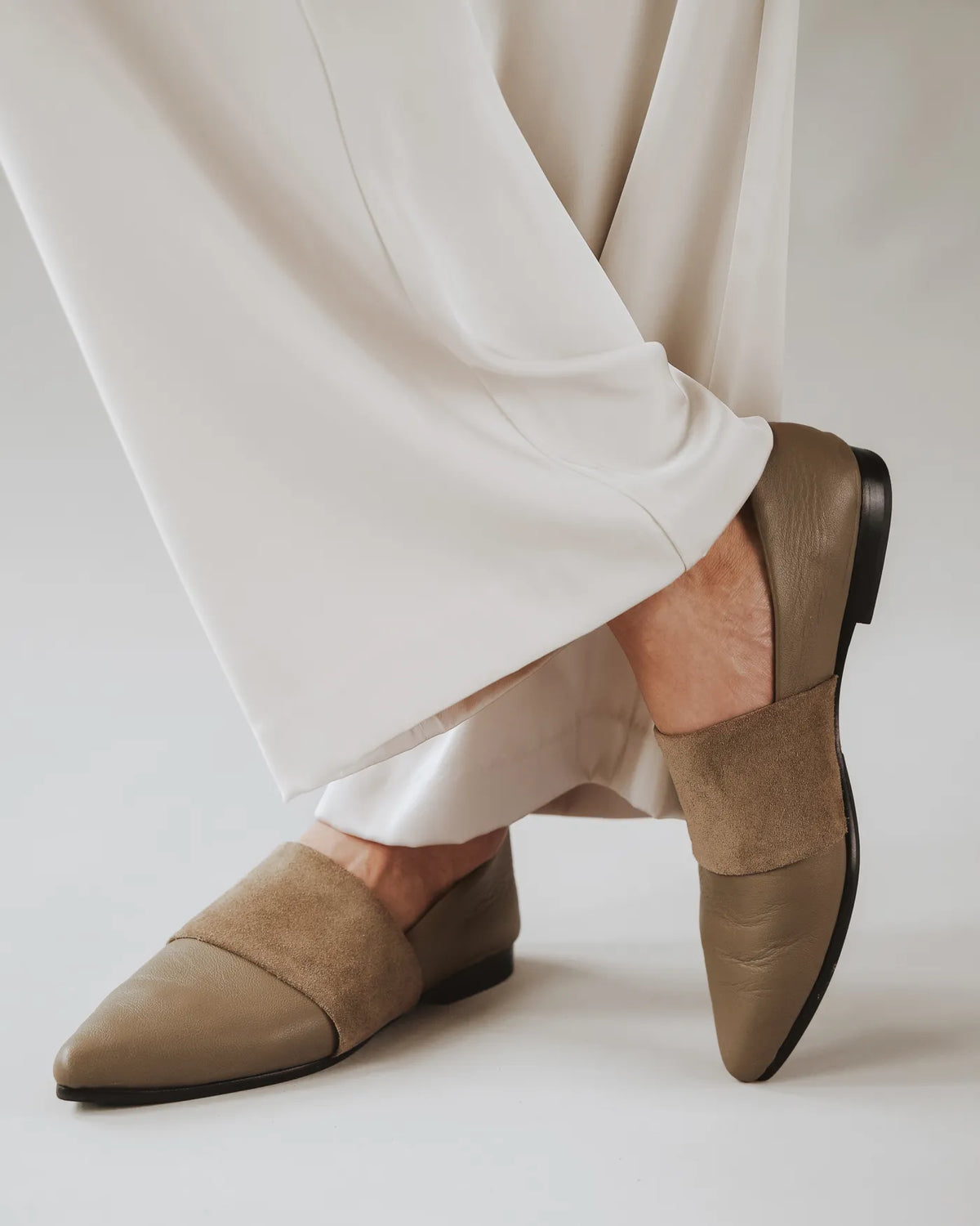 The Luxe Fit Flat Truffle