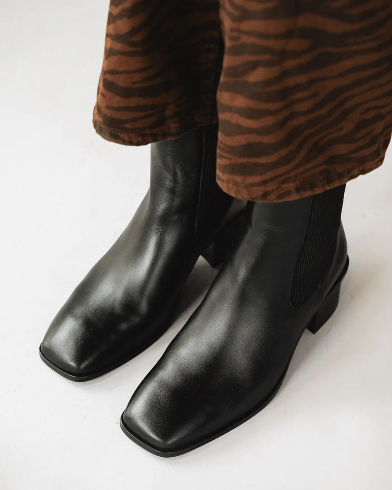 The Quinn Chelsea Boot Black